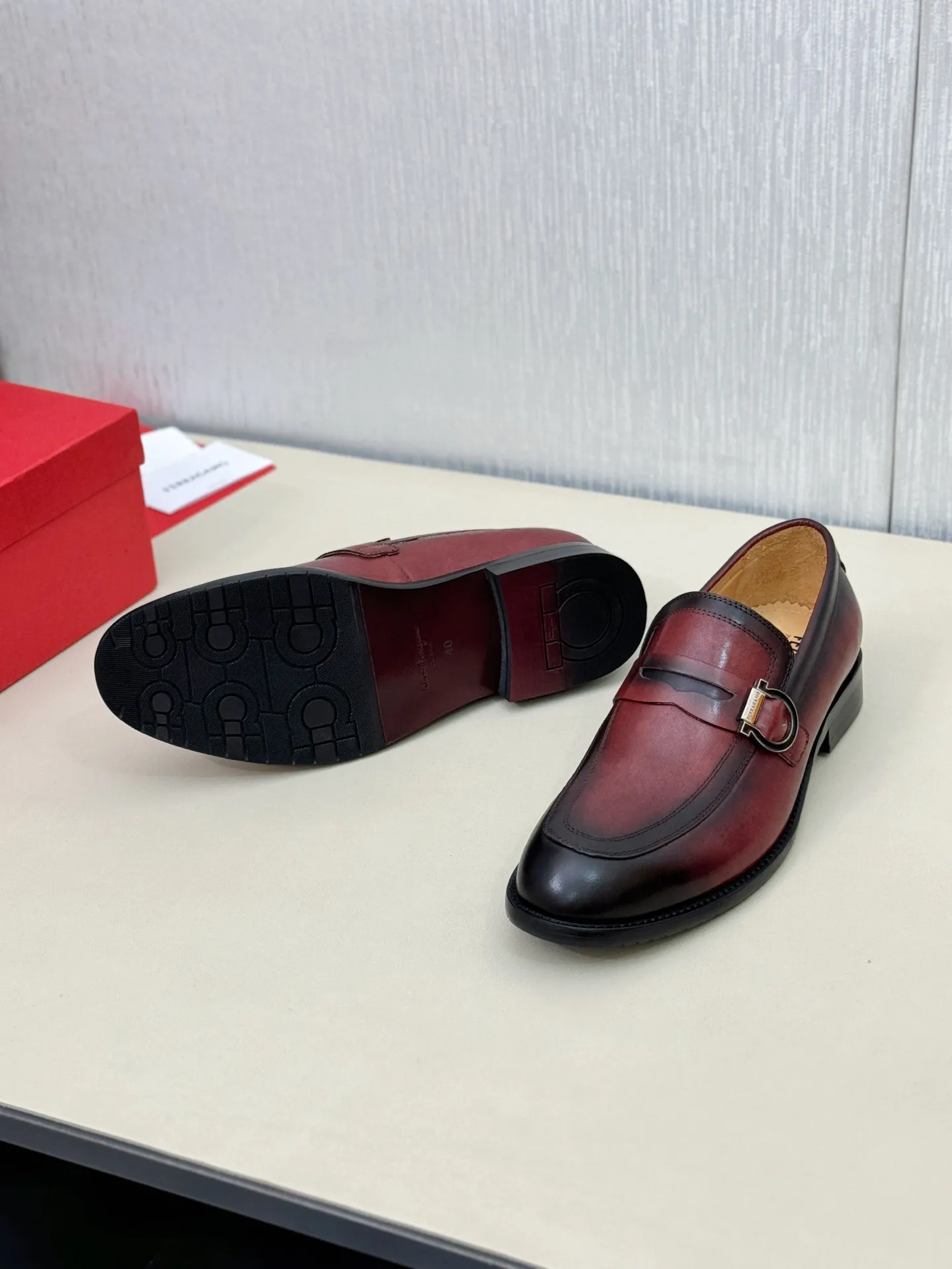 [Ferragamo] P: 560💰 Number of yards: 38~44 (45 orders are non-returnable) Ferragam's new men's formal leather shoes, the fabric is made of imported cowhide, with visible texture, heavy-duty stitching, dyed calfskin inside, standard logo cowhide feet, big-name experience, soft and comfortable on the feet, a men's favorite, special non-slip and wear-resistant rubber soles, easy to handle various occasions, with original box packaging!